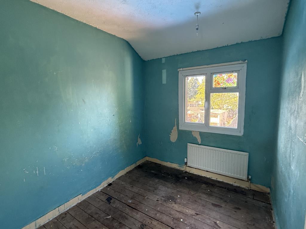 Lot: 88 - HOUSE IN NEED OF IMPROVEMENT - Bedroom 3 of House in need of refurbishment